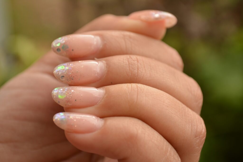 Summer nails with elegant polish – close-up of a woman’s manicured hand in natural light.
